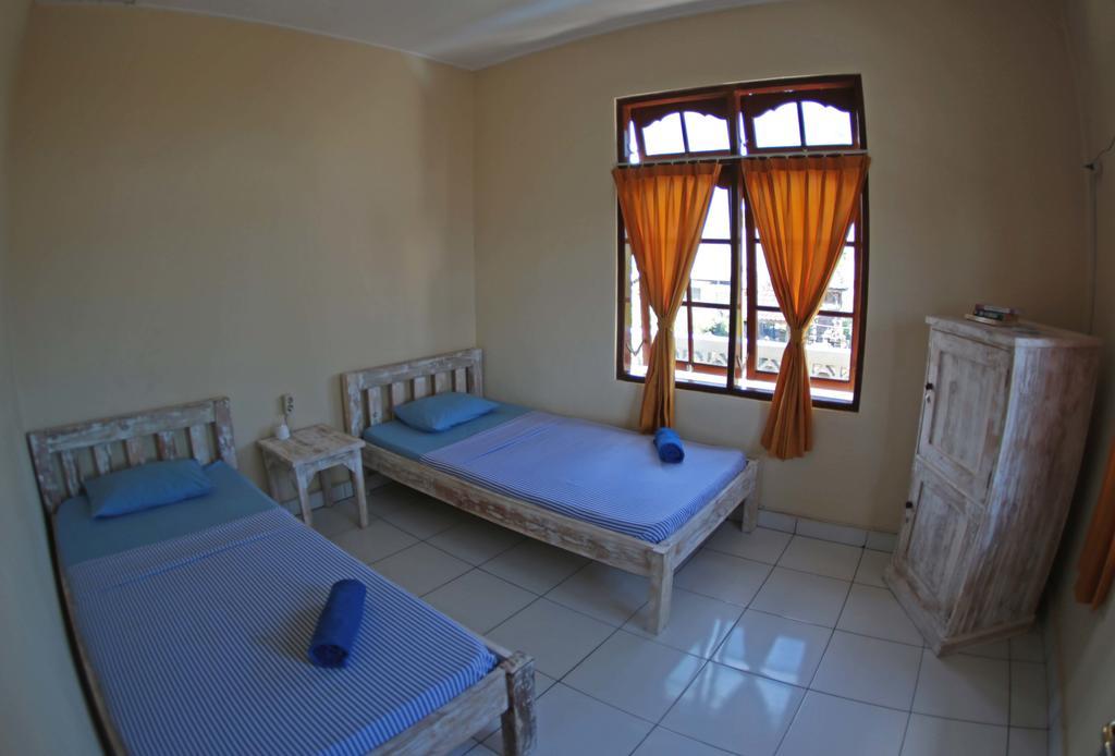 Surfers House Hotel Kuta Lombok Værelse billede