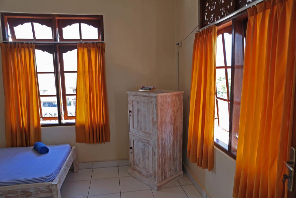 Surfers House Hotel Kuta Lombok Værelse billede
