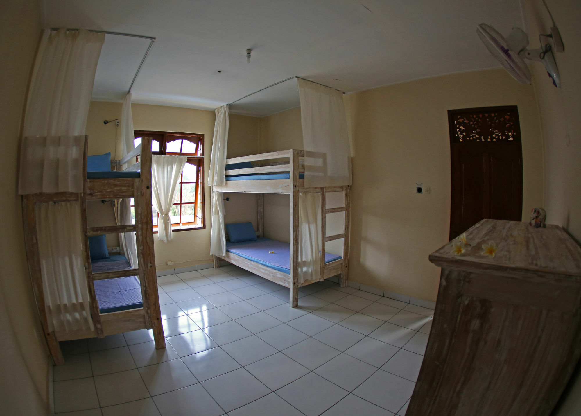 Surfers House Hotel Kuta Lombok Eksteriør billede